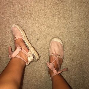 Fashionable laced up sandals